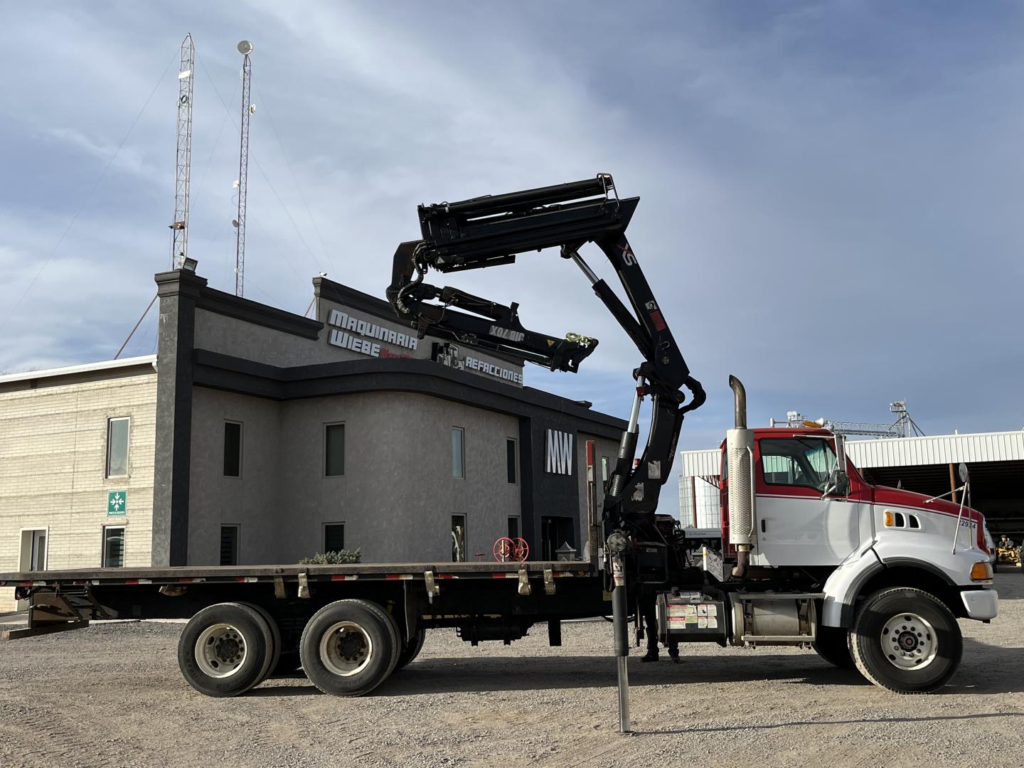 CAMION STERLING LT9500 CON GRUA HIAB 288E-4 HIPRO